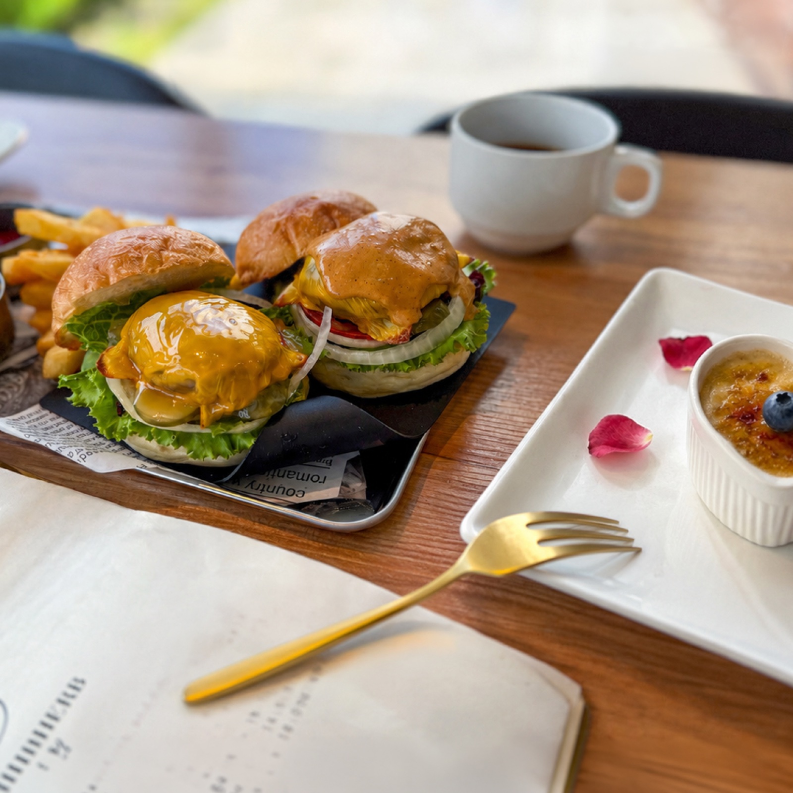 Burger lunch and crème brûlée at LOHERB Moments café